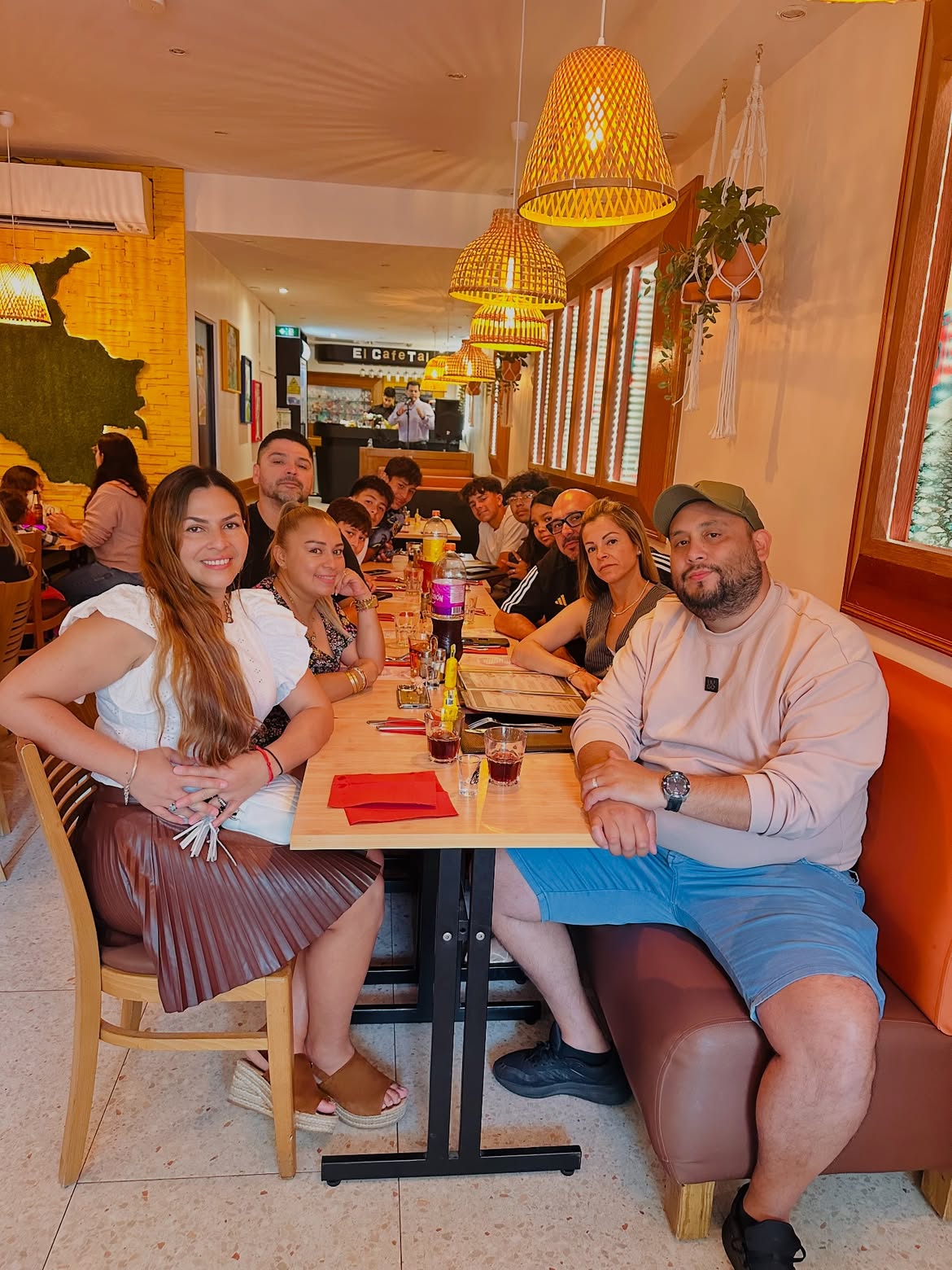 Famille et amis réunis autour d'une grande table chez El Cafetal