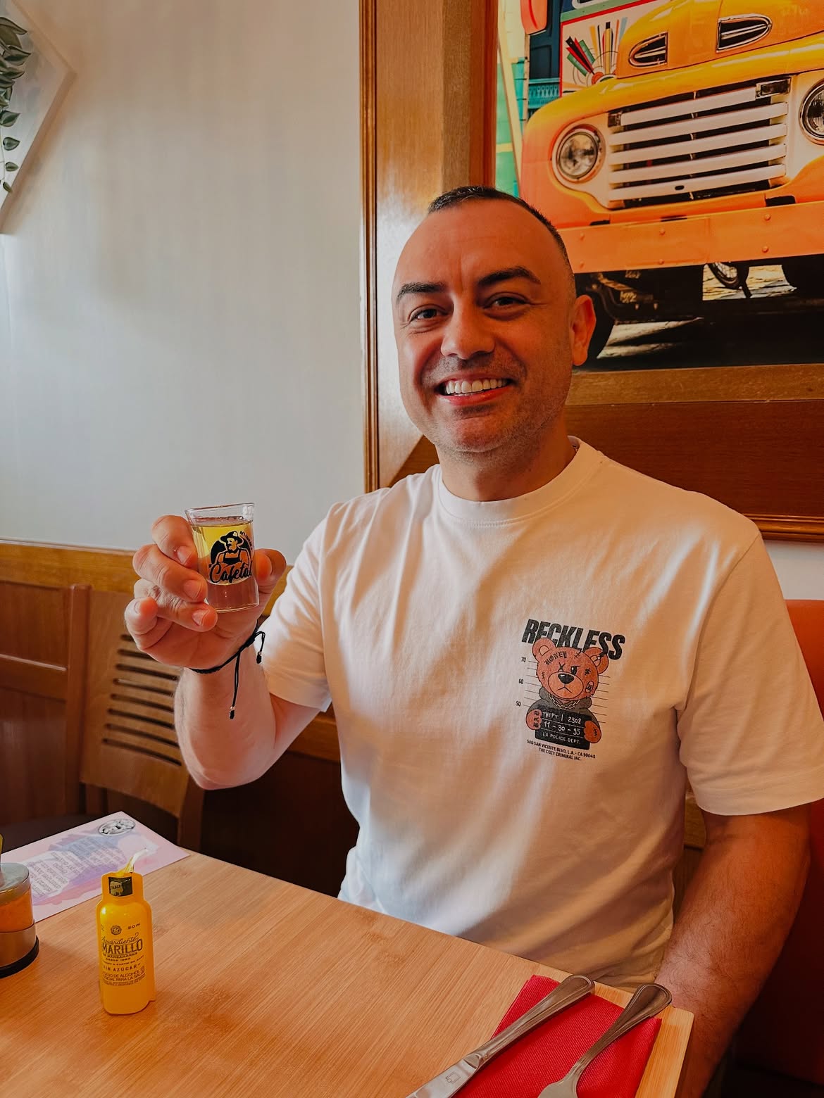 Client célébrant avec un shot de la maison El Cafetal